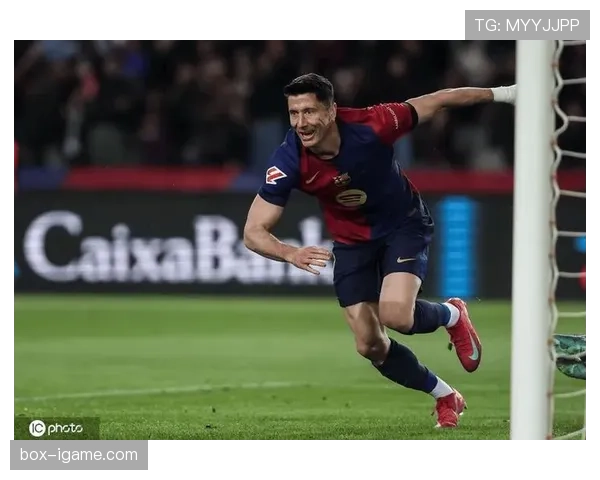 莱万多夫斯基头球破门再现绝技,强势助力球队锁定关键胜局 莱万多夫斯基头球破门再现绝技,强势助力球队锁定关键胜局