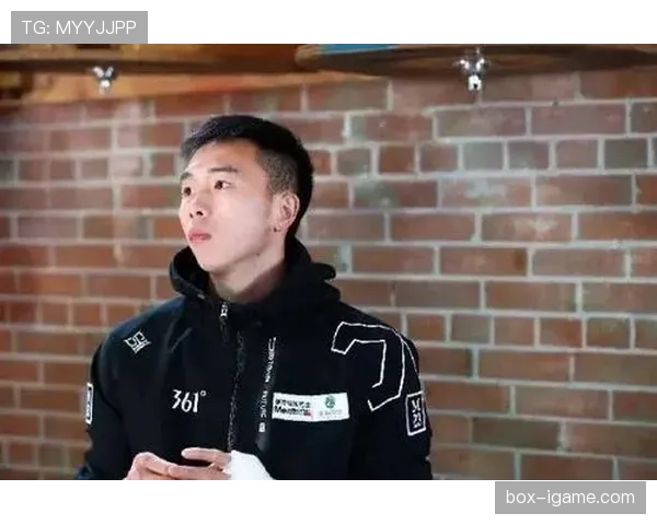 徐灿赛场像猛兽，逛超市像隔壁大叔——手腕那块表和塑料袋同框好违和