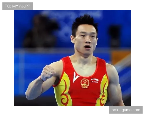 杨威训练间隙突然拿出手机，谁知道他竟然在看……那画面太反差了！