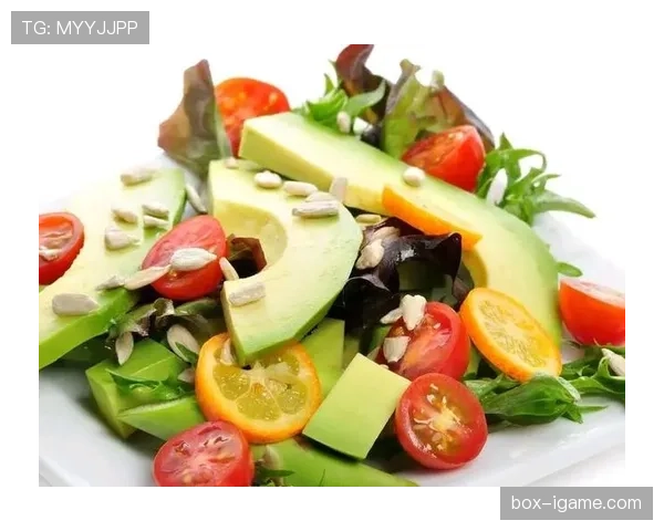 覃海洋训练完直接啃鸡胸肉，这自律程度看得我手里的奶茶不香了